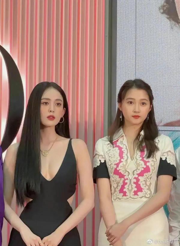 關曉彤和古力娜扎參加線下美妝活動，來看美女