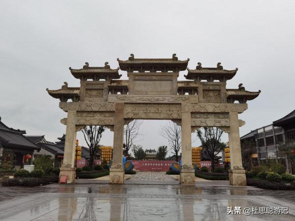 漢EV自駕山東，帶著家人來逛沂州古城，孩子一人就能吃兩串魷魚