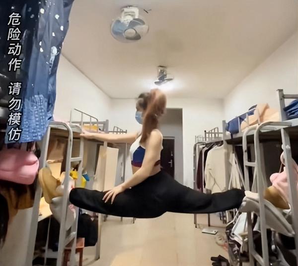 湖南一女大學生在宿舍鍛鍊,舞蹈生變“武術生”,評論區笑不活了 湖南一女大學生在宿舍鍛鍊,舞蹈生變“武術生”,評論區笑不活了