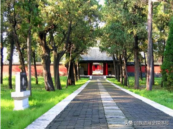 中國最大的家族墓地，佔地近3000畝墳包不計其數，距今已兩千多年