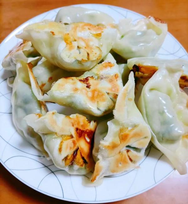 這個季節的青菜鮮、香菜嫩,包餛飩啦 這個季節的青菜鮮、香菜嫩,包餛飩啦