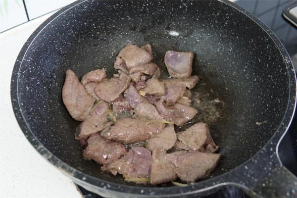 秋季,菠菜和豬肝真是絕配,含鐵元素充足,常吃元氣滿滿過秋天 秋季,菠菜和豬肝真是絕配,含鐵元素充足,常吃元氣滿滿過秋天