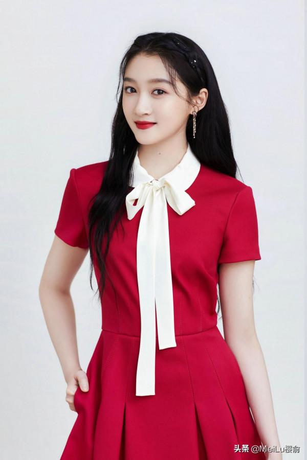 關曉彤越來越有氣質，時尚大氣又好看，大長腿實力搶鏡