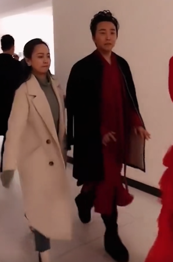 李玉剛回老家過年，打扮低調素顏顯精神，當街摔鞭炮玩鬧似孩童