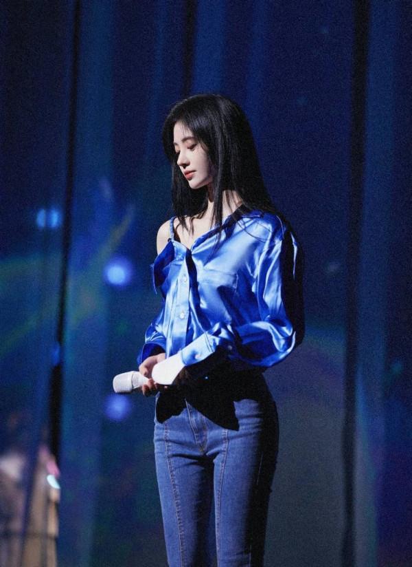 鞠婧禕彩排照曝光 穿藍色露肩衣清純動人