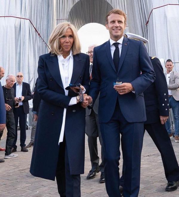 39歲LV太子妃欣賞“包裹凱旋門”，素顏清新，太子爺很會玩浪漫