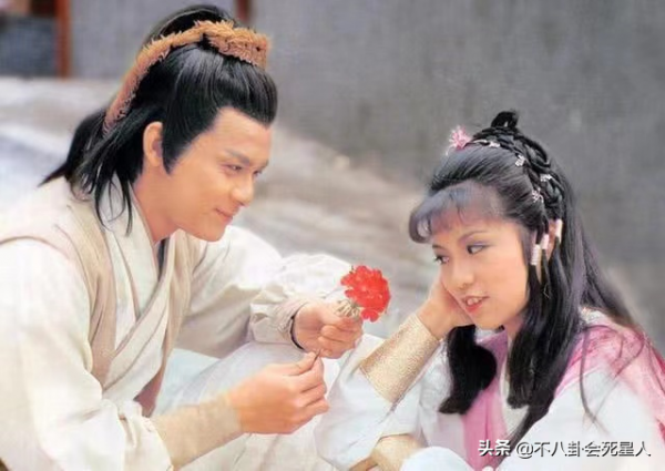 過氣港星走穴群像:黃日華穿西裝拉弓,67歲李國麟縣城賣唱 過氣港星走穴群像:黃日華穿西裝拉弓,67歲李國麟縣城賣唱