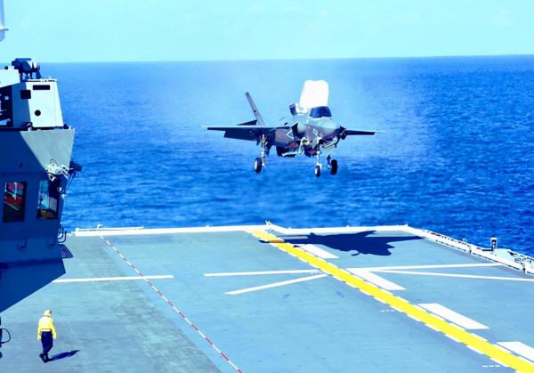 準航母“碰瓷”真航母？遼寧艦編隊出兵西太，日本海自瘋狂加戲