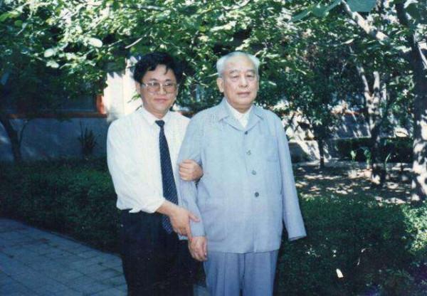 他在長征中失去一臂，開國被授予中將，後來官至副國級，兒子少將