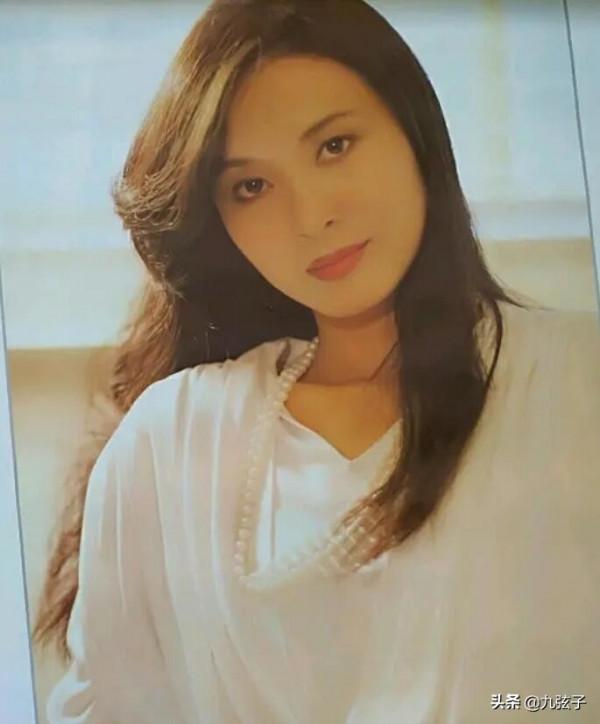 為小10歲屠洪剛和前夫離婚，晚年孤獨的方舒，她有沒有後悔過？