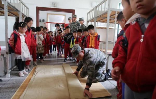 關注|啥情況?軍營裡突然來了一群萌娃 關注|啥情況?軍營裡突然來了一群萌娃