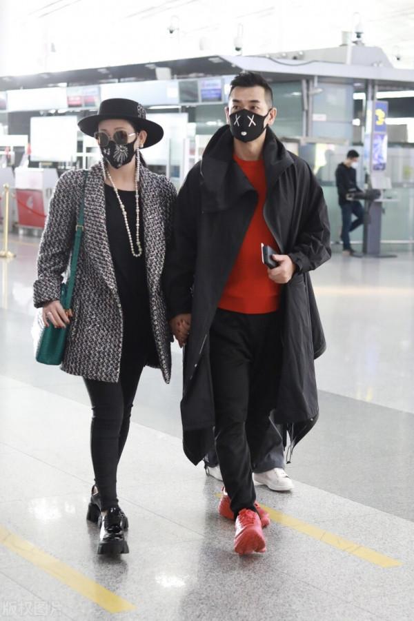 49歲趙文卓機場秀恩愛攜嬌妻張丹露十指緊扣超暖心