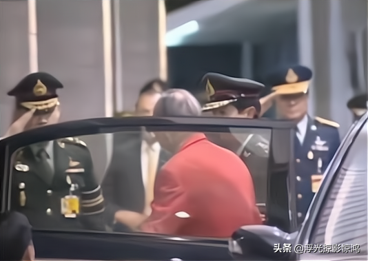 普密蓬下車動作慢了些，被侍衛關門磕碰到正臉，老泰王忍住怒火