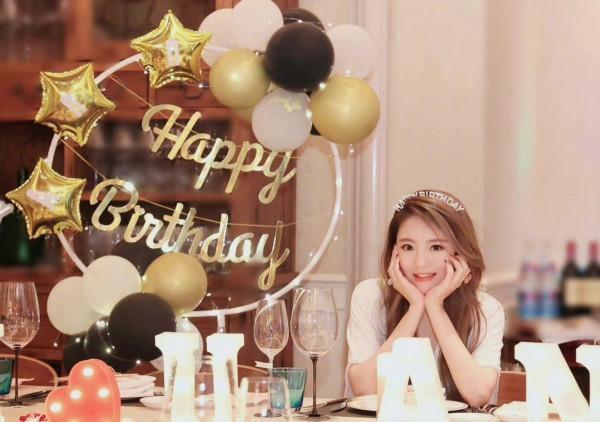 安以軒嫁入豪門徹底開掛！41歲生日被老公獨寵，穿真絲裙太少女