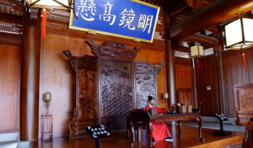 女子鬱悶亡故，忠僕劈棺救主，避火災找情郎相幫，遭劍刺命不該絕