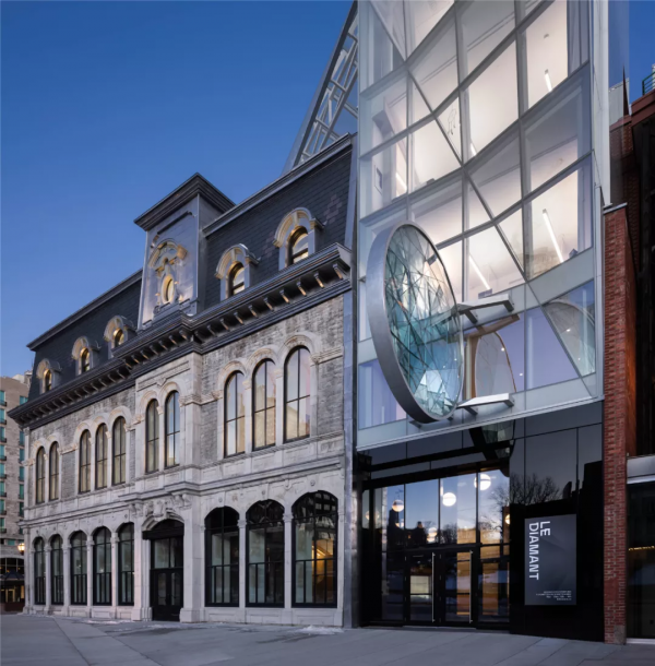 把百年建築「拆」得只剩一面牆