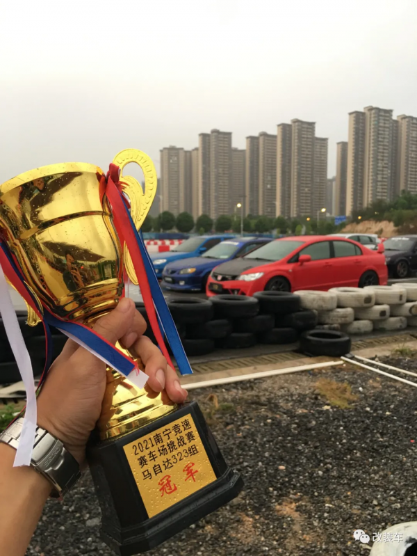 經典的馬自達323依然還有很多人玩，只需7000塊就能買來快樂