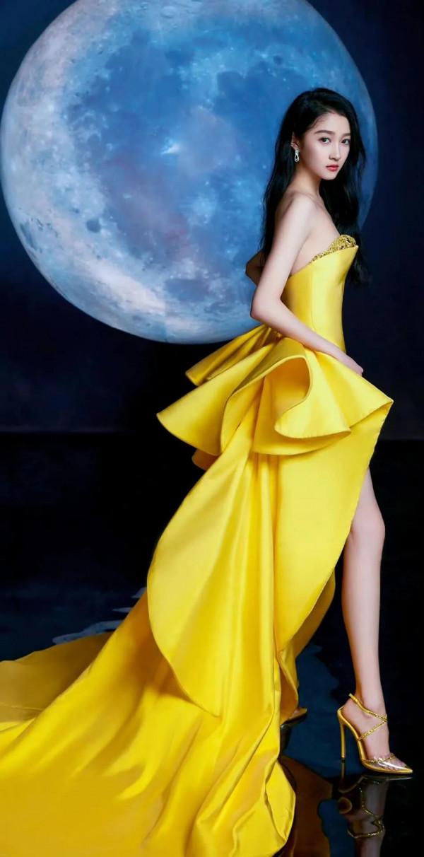 關曉彤,1997年9月17日出生於北京市,身高172釐米 關曉彤,1997年9月17日出生於北京市,身高172釐米