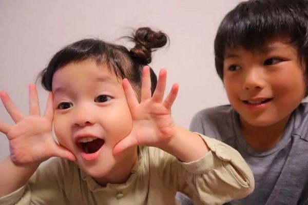 日本“紙箱寶寶”長大了！看過她爸媽的照片後，我酸了