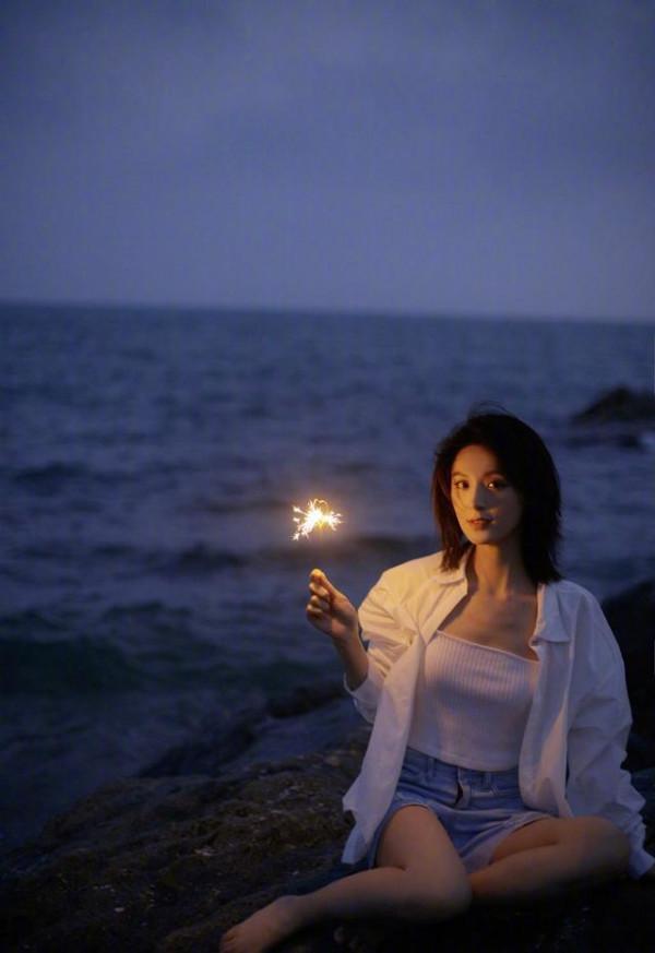 “壞女人”毛林林原來這麼溫柔，穿襯衫配短褲減齡又日常，真時尚