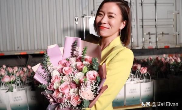 佘詩曼新戲殺青心情好！穿檸檬黃西裝，出道20多年初戀臉依舊沒變