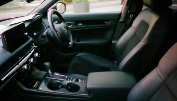 新款本田思域兩廂版實車，外觀很年輕運動，掀背式後尾箱