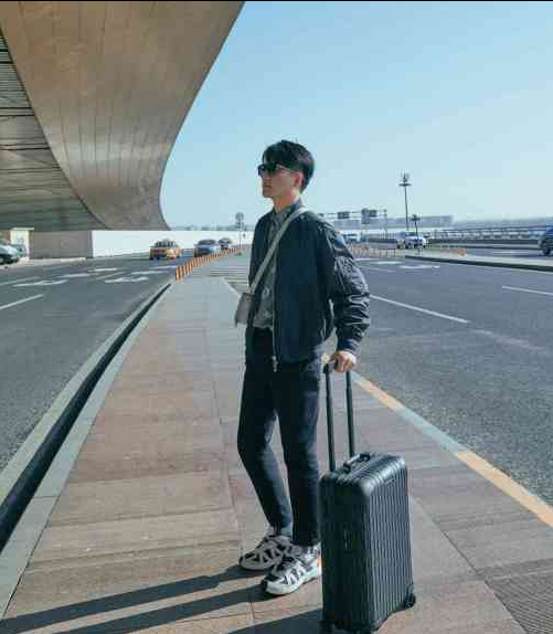 黃軒赴巴黎時裝週穿深灰色飛行外套酷感十足，你喜歡這樣的他嗎？