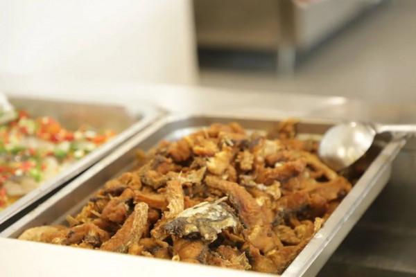 高校全魚宴,連吃十天不要錢!學生:親手喂大的魚真香 高校全魚宴,連吃十天不要錢!學生:親手喂大的魚真香