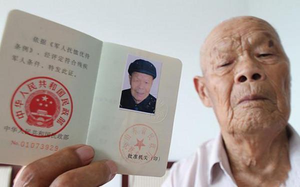 農民咳出不明物體，醫生檢查後竟是子彈頭，子女才知爹是戰鬥英雄