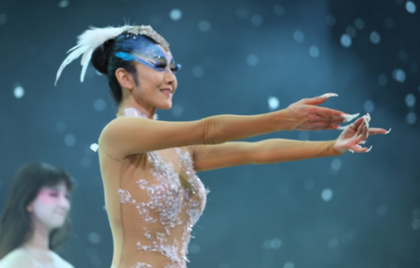 楊麗萍舞臺照，58穿成28，身材逆天，網友：簡直活成精了啊