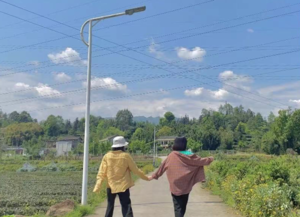 “我在家鄉挺好的！”可宅可浪、教人直播、躺平掙錢，這屆年輕人愛上回農村