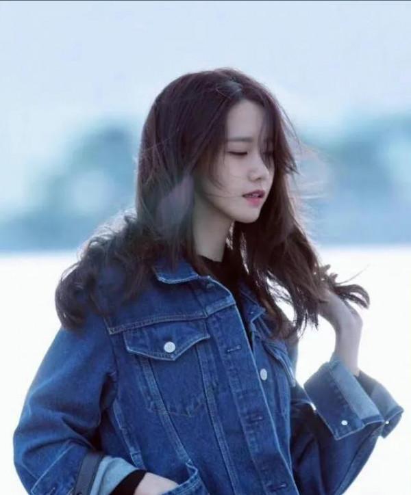 林允兒不敵文素利痛失影后，一襲白長裙走紅毯，網友直呼仙女下凡