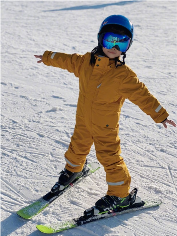 章子怡帶女兒滑雪太愜意！5歲醒寶穿套裝帶童星範，氣場不輸媽媽