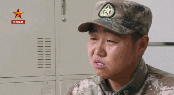 英雄離去，功勳軍犬患癌即將離世，鐵骨軍人懷抱愛犬痛哭流淚