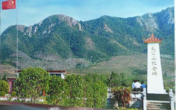 海南有座山神似毛主席，中央破例命為&OpenCurlyDoubleQuote;毛公山&rdquo;，李訥看了說很像