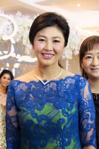 54歲英拉好福氣：相伴25年的男友在家等她，長兄如父護她半生周全