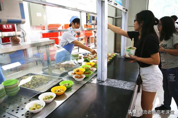 大學開學兩個月,女兒花了8000元,父親哭著說:上大學是來學習的 大學開學兩個月,女兒花了8000元,父親哭著說:上大學是來學習的