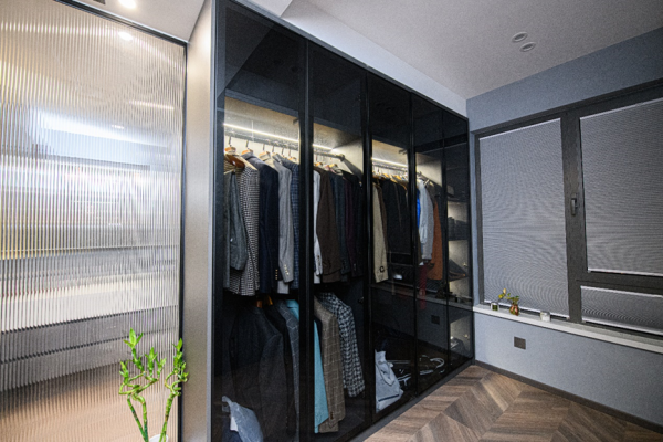92㎡現代簡約風，“三房改兩室”超大收納空間，高品位低奢華