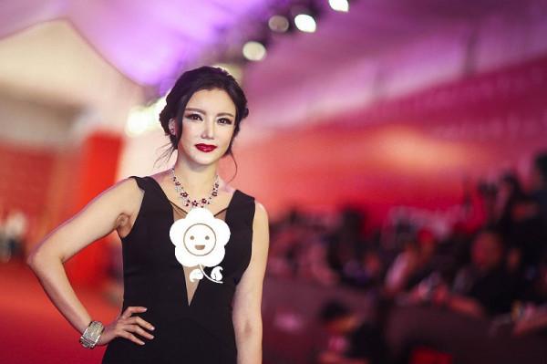 在選美比賽三連冠的彭丹,雖然奔五了,但穿黑色服裝也不老 在選美比賽三連冠的彭丹,雖然奔五了,但穿黑色服裝也不老