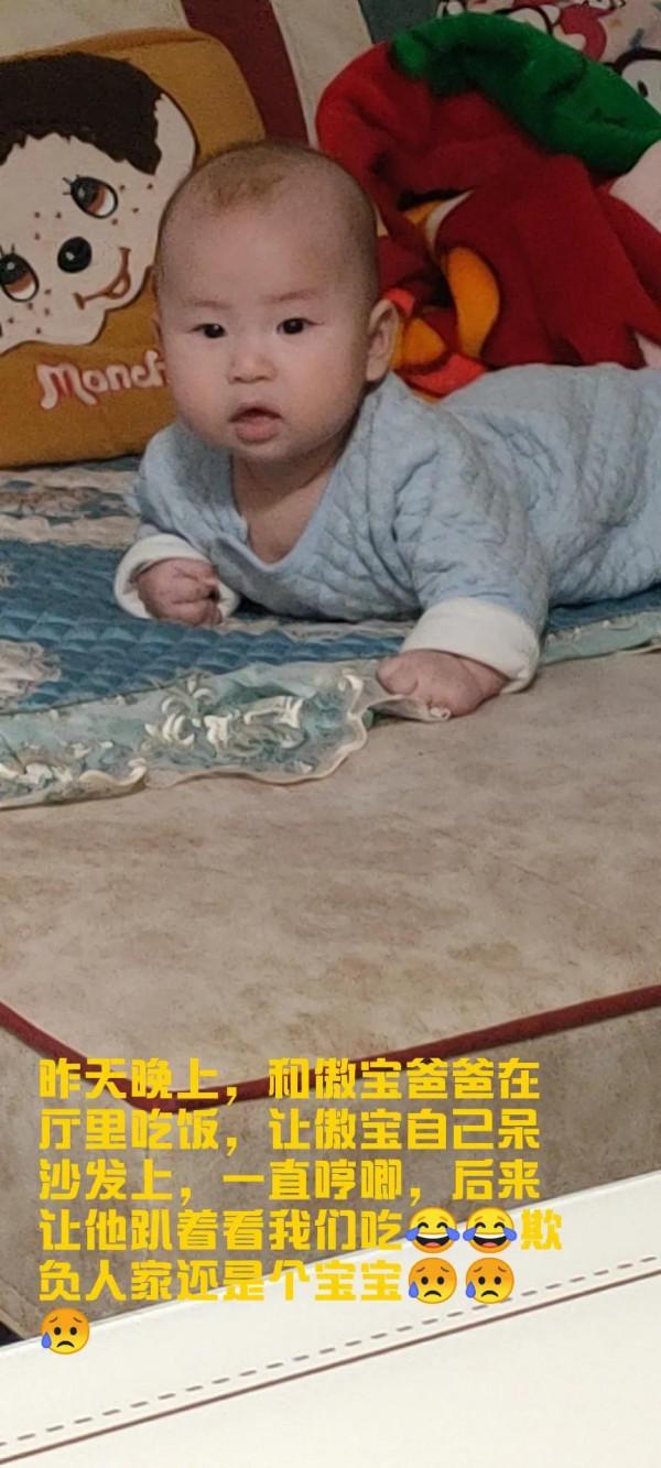 當你吃飯時,寶寶在幹嘛 當你吃飯時,寶寶在幹嘛