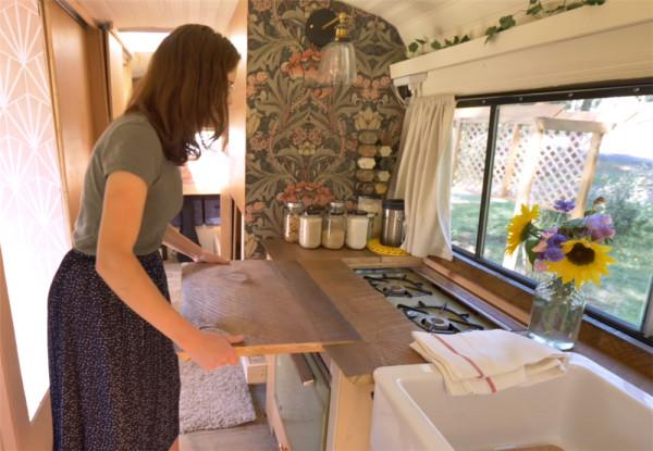 一家四口低價買2001年廢舊大巴，將22㎡空間變成蝸居，生活太幸福