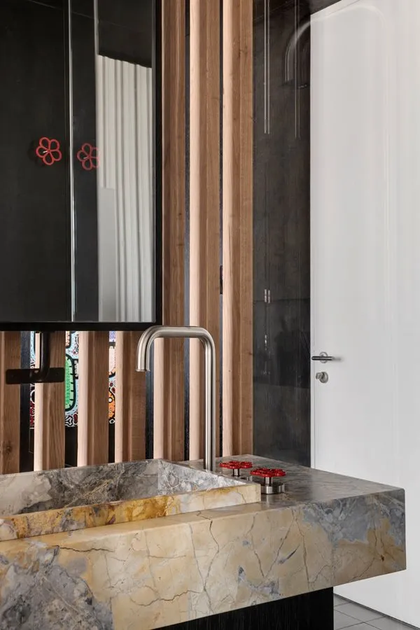 為了營造通透感，不僅拆除了隔牆，連臥室、淋浴間都沒有了隱私