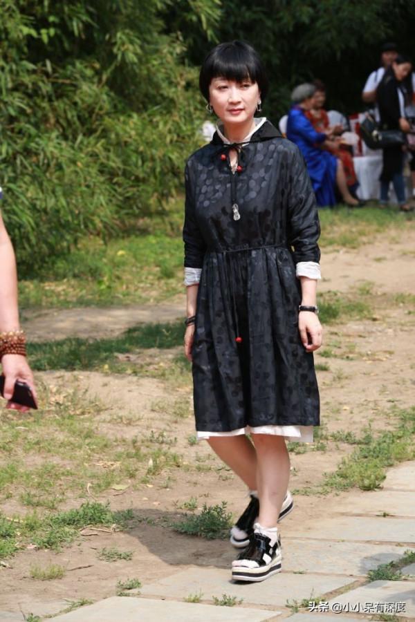 胡澤紅近況，她身材略有些發福，但依舊可以看出當年惜春的影子