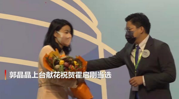 郭晶晶太給霍啟剛長臉！穿收腰西裝捧蔬菜花束為老公慶祝，超得體