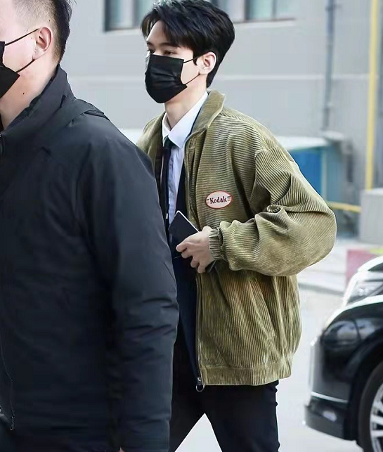 春晚主持人陣容官宣，新舊結合，張若昀跨界做主持，和唐藝昕同框