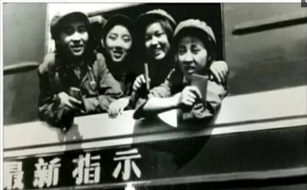 老照片：女知青在北大荒，一生中最美的“芳華”都獻給了荒原