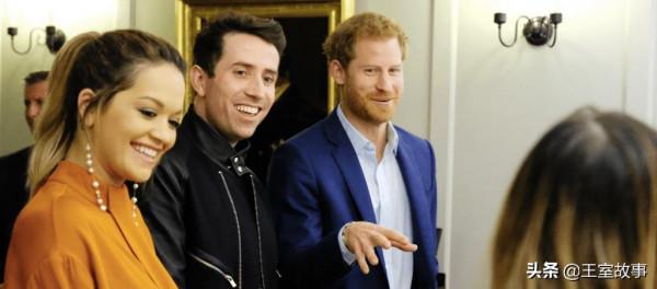 梅根穿白色連體褲霸氣亮相,哈里王子就像是她的小跟班 梅根穿白色連體褲霸氣亮相,哈里王子就像是她的小跟班