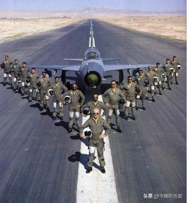 巴基斯坦要求改進殲7座艙，巴空軍中將親自示範：這裡要和F16一樣