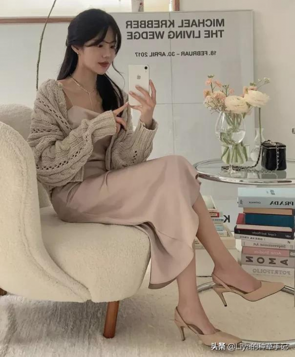 “厚外套 + 裙子”= 今冬王炸組合，太美了