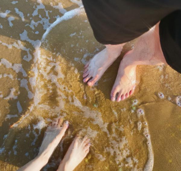 郭品超中秋攜女友秀恩愛,兩人漫步海邊,牽手相擁舉高高甜度爆表 郭品超中秋攜女友秀恩愛,兩人漫步海邊,牽手相擁舉高高甜度爆表